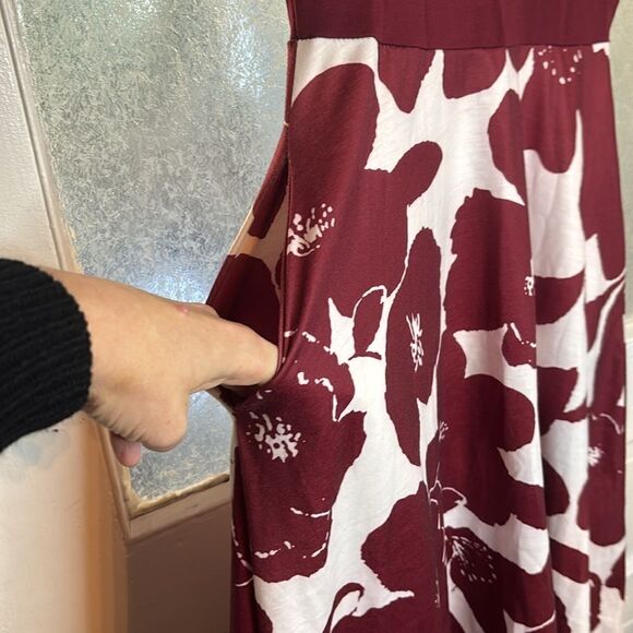 Moyabo Women’s Dark Red and White Floral Knee Length Criss Cross Neckline M - Picture 3 of 6